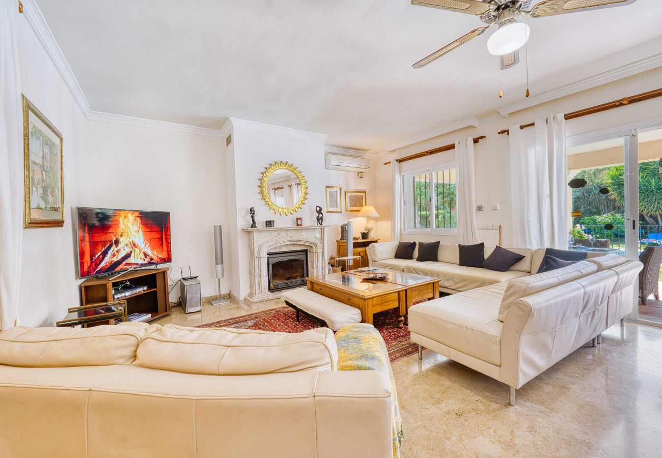 Villa i Estepona - 1106 Luxurious Family Villa with Heated Pool