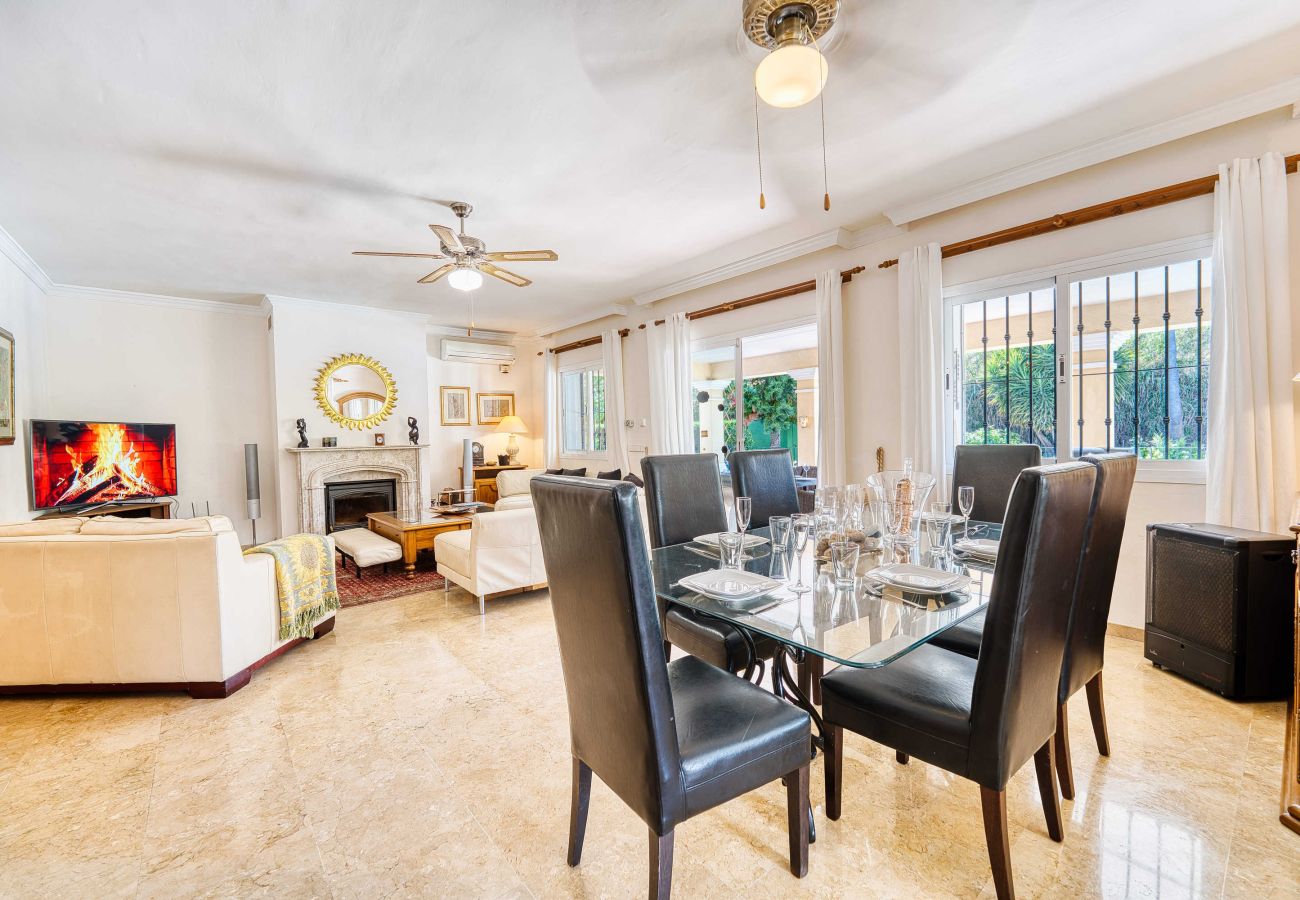 Villa i Estepona - 1106 Luxurious Family Villa with Heated Pool