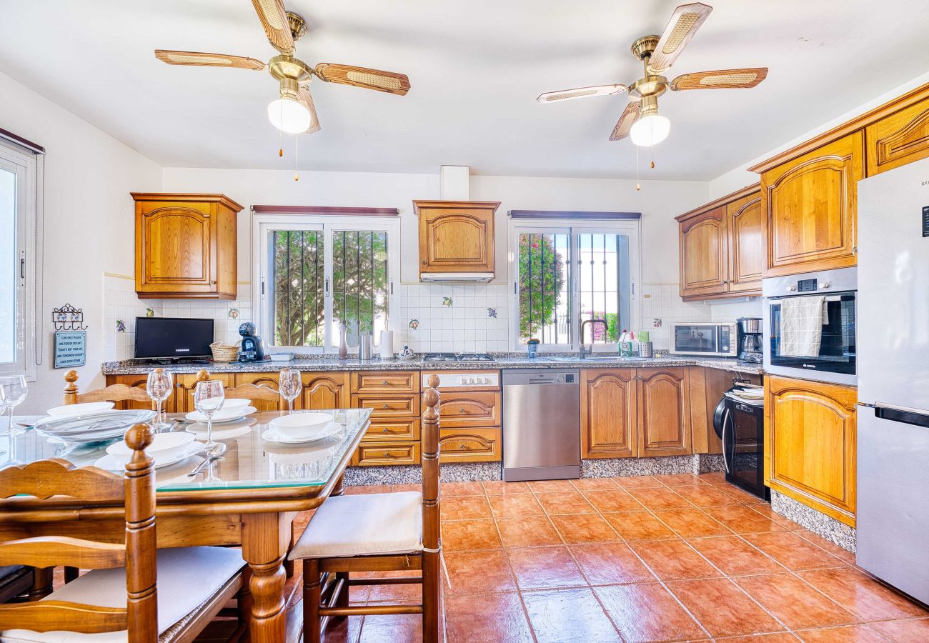 Villa i Estepona - 1106 Luxurious Family Villa with Heated Pool