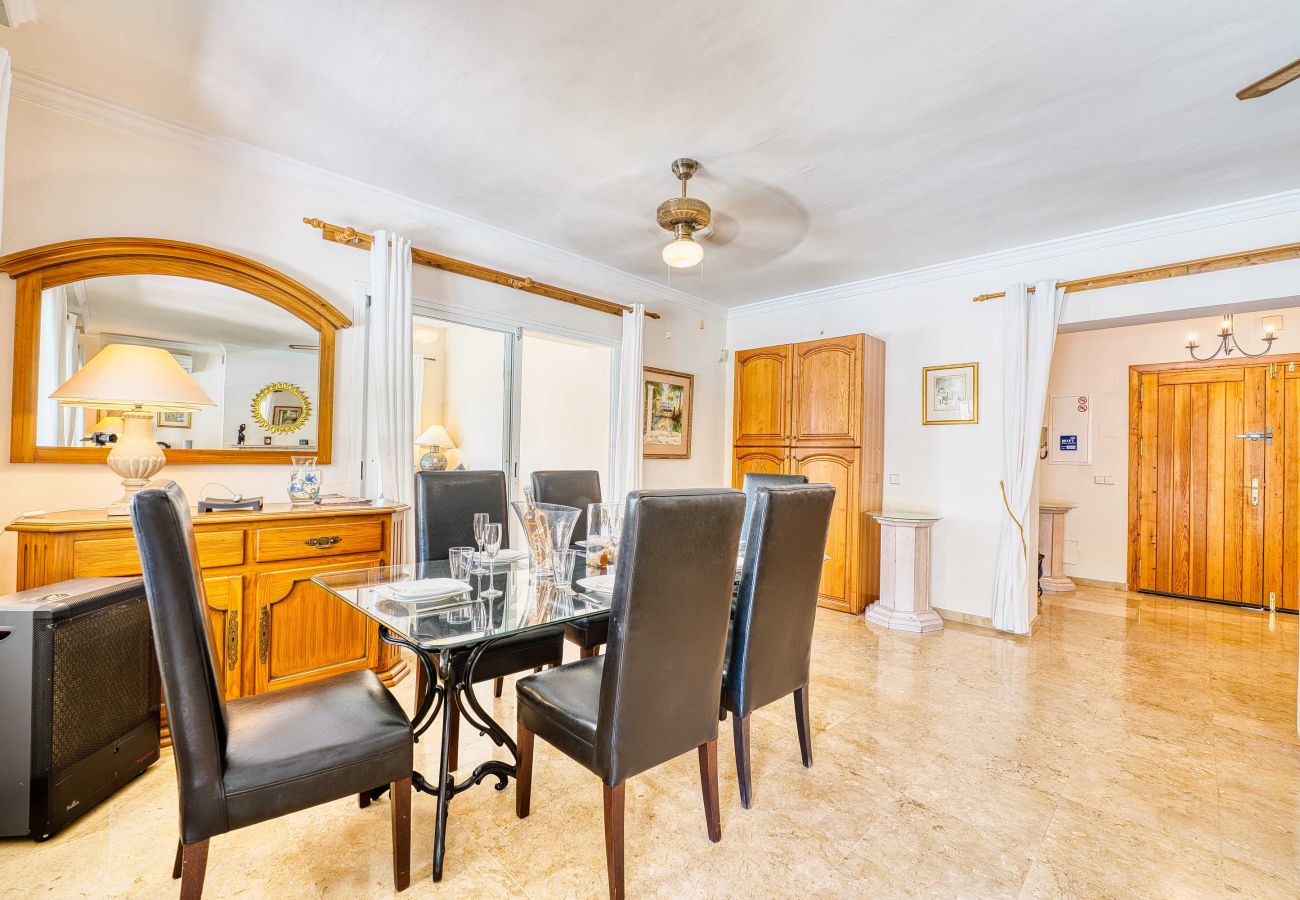 Villa i Estepona - 1106 Luxurious Family Villa with Heated Pool