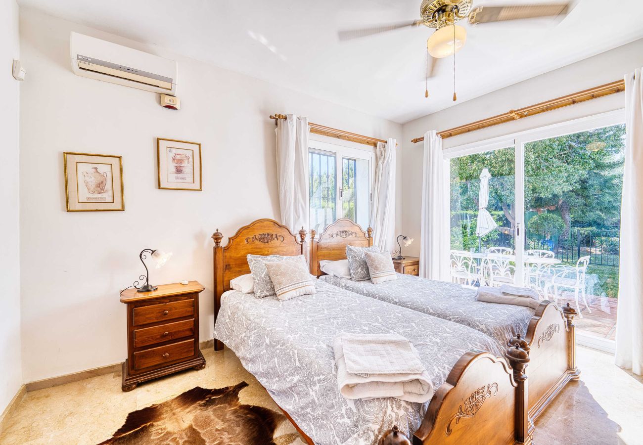 Villa i Estepona - 1106 Luxurious Family Villa with Heated Pool