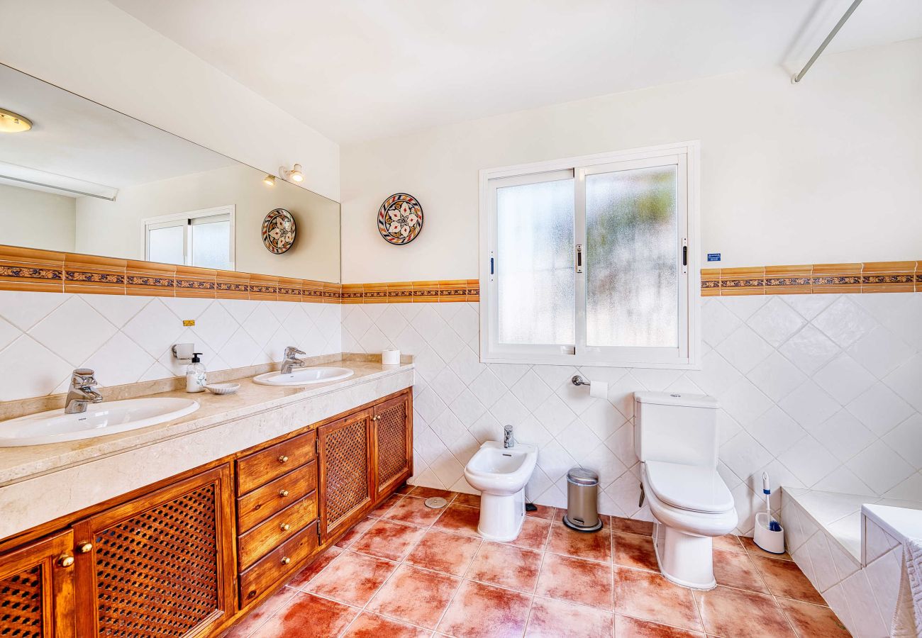 Villa i Estepona - 1106 Luxurious Family Villa with Heated Pool