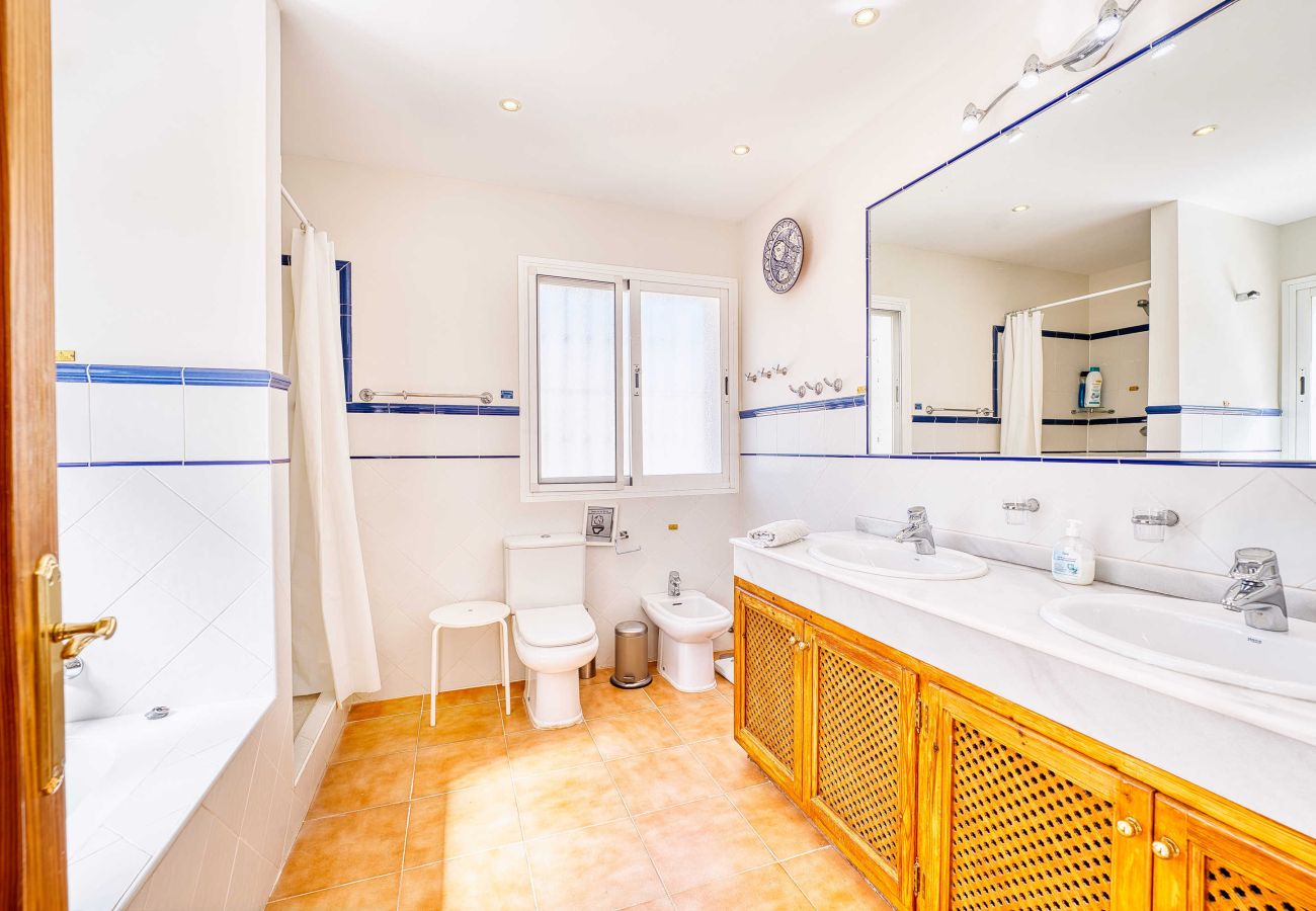 Villa i Estepona - 1106 Luxurious Family Villa with Heated Pool