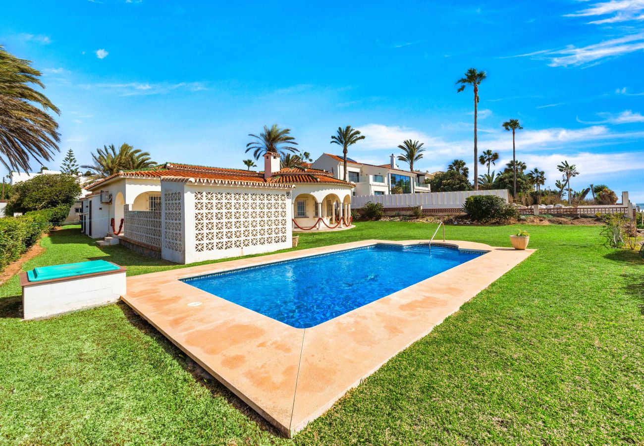 Villa i Marbella - 1100 Stunning Marbesa Beachfront Villa with Garden