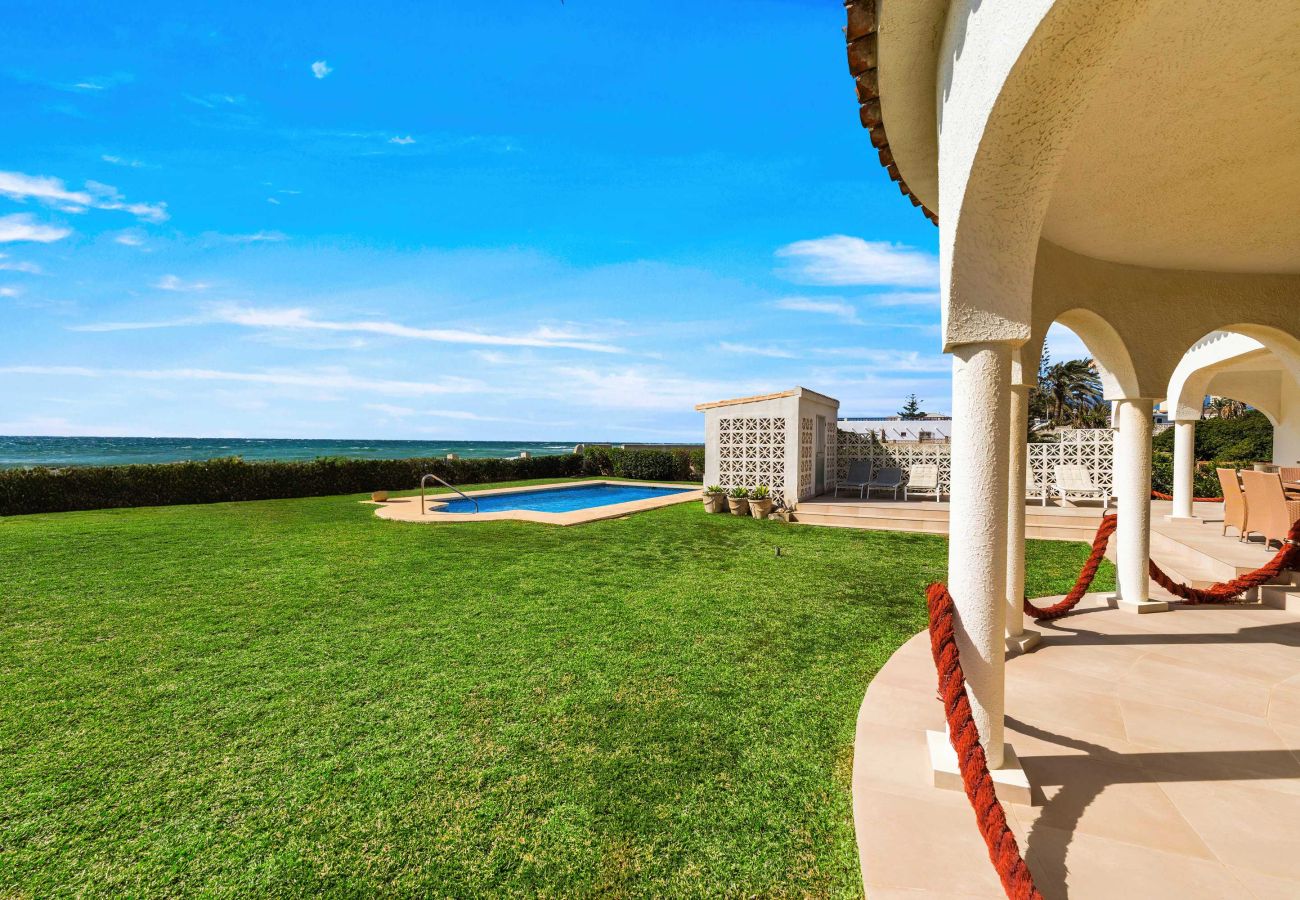 Villa i Marbella - 1100 Stunning Marbesa Beachfront Villa with Garden