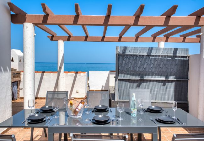 Lejlighed i San Luis de Sabanillas - 3003 Beachfront Duplex Penthouse with Stunning Sea