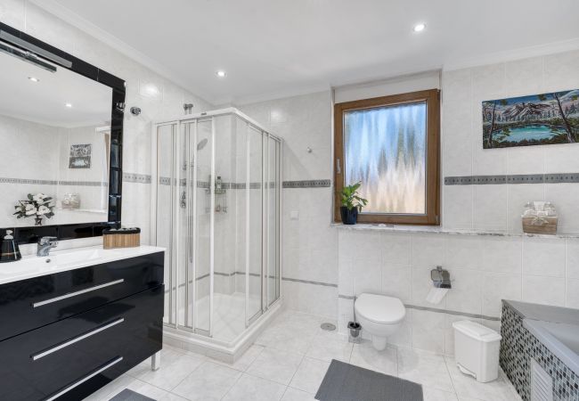 Villa i Marbella - 3077 Luxury Villa with Pool and Views in Elviria, Villa i Marbella - 3077 Luxury Villa with Pool and Views in Elviria,