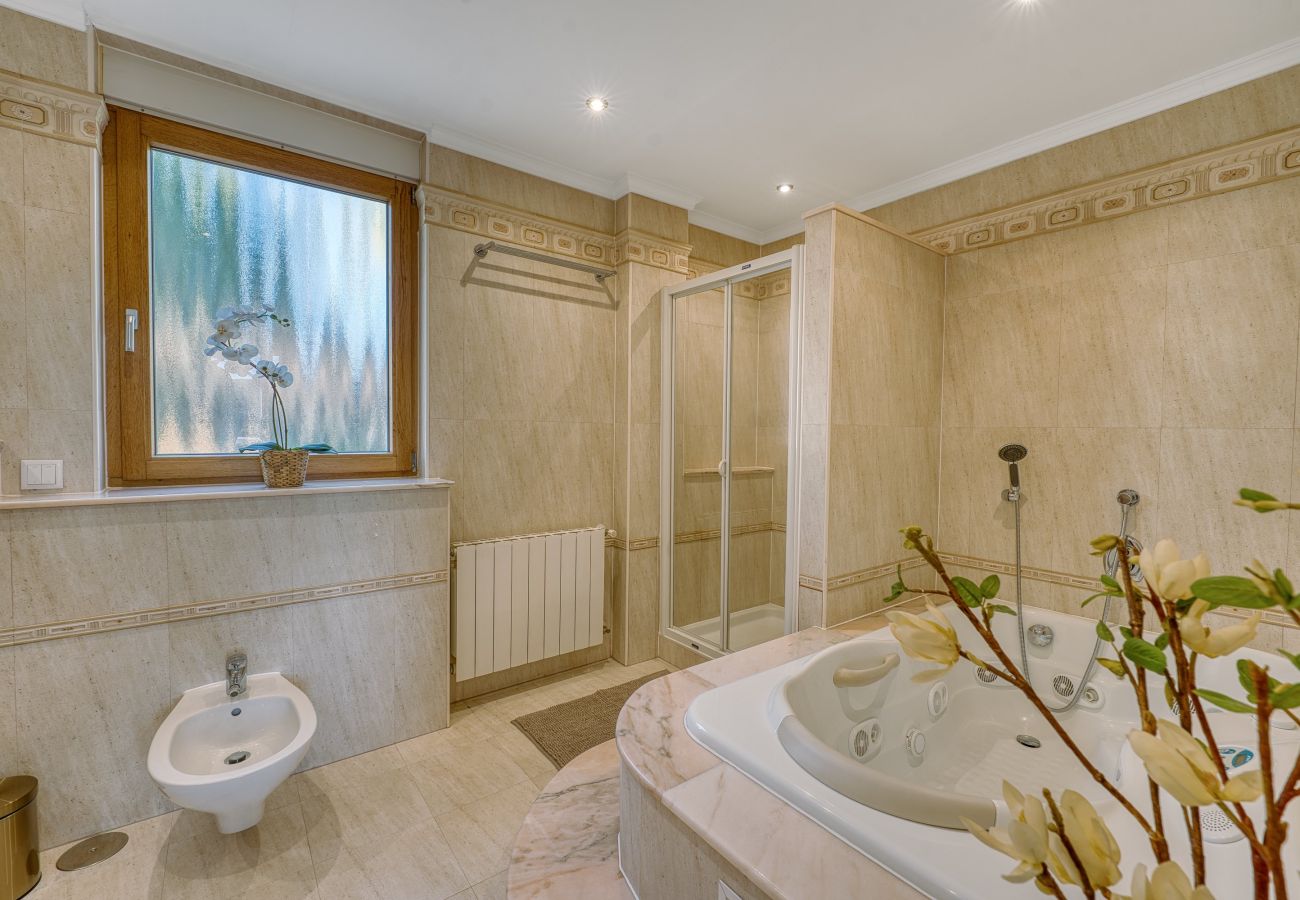 Villa i Marbella - 3077 Luxury Villa with Pool and Views in Elviria,
