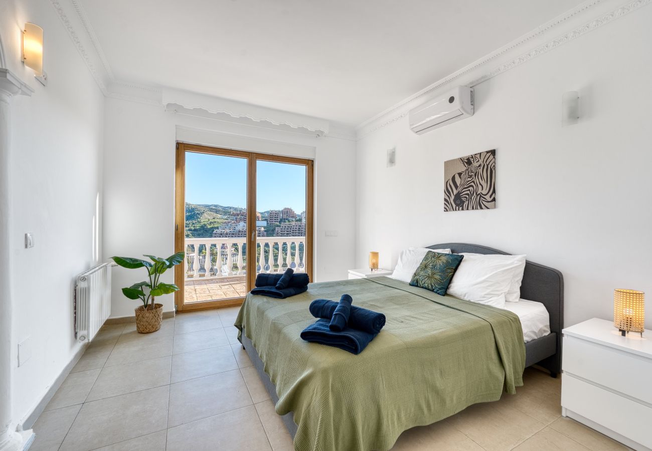 Villa i Marbella - 3077 Luxury Villa with Pool and Views in Elviria,