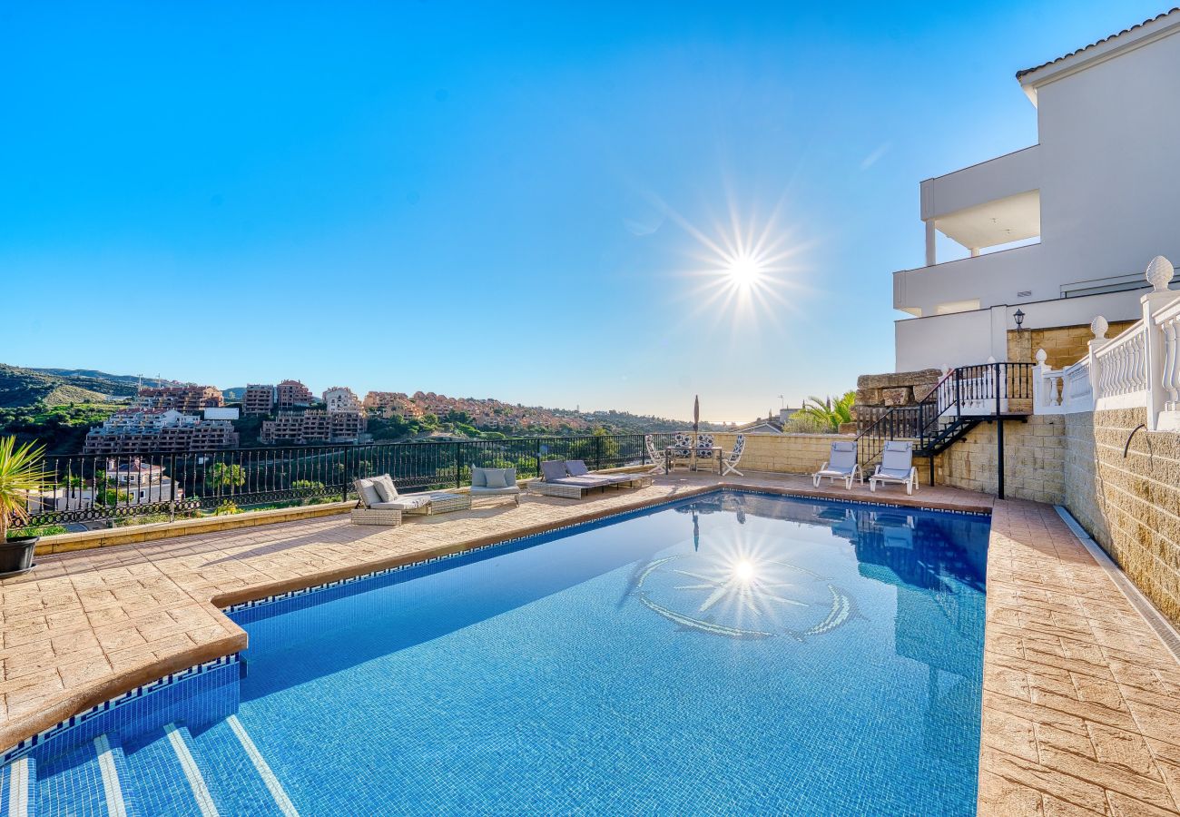 Villa i Marbella - 3077 Luxury Villa with Pool and Views in Elviria,