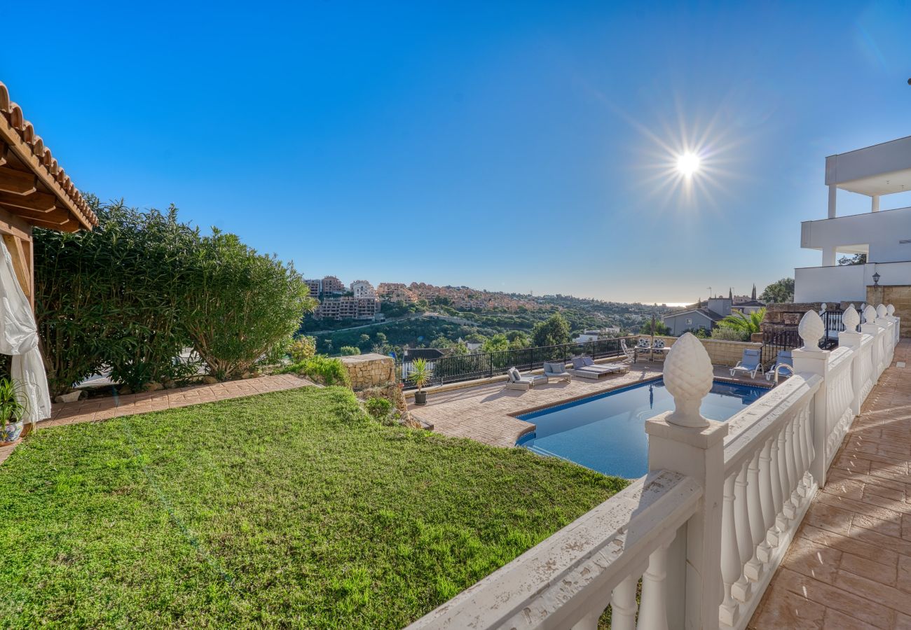 Villa i Marbella - 3077 Luxury Villa with Pool and Views in Elviria,