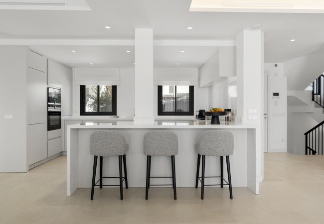 Villa in Marbella - Private Luxury Villa Steps from the beach!