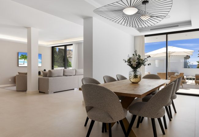 Villa in Marbella - Private Luxury Villa Steps from the beach!