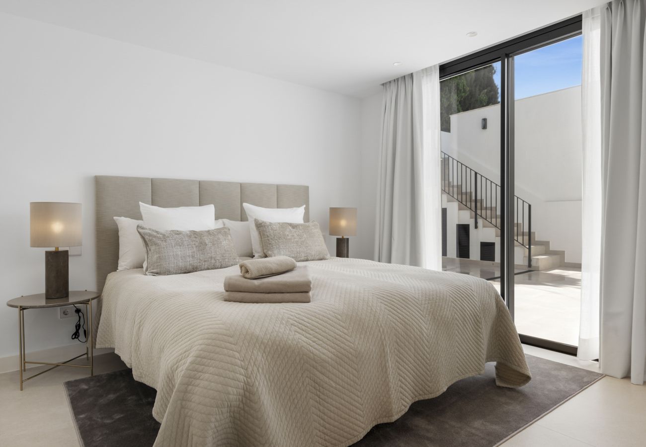 Villa in Marbella - Private Luxury Villa Steps from the beach!