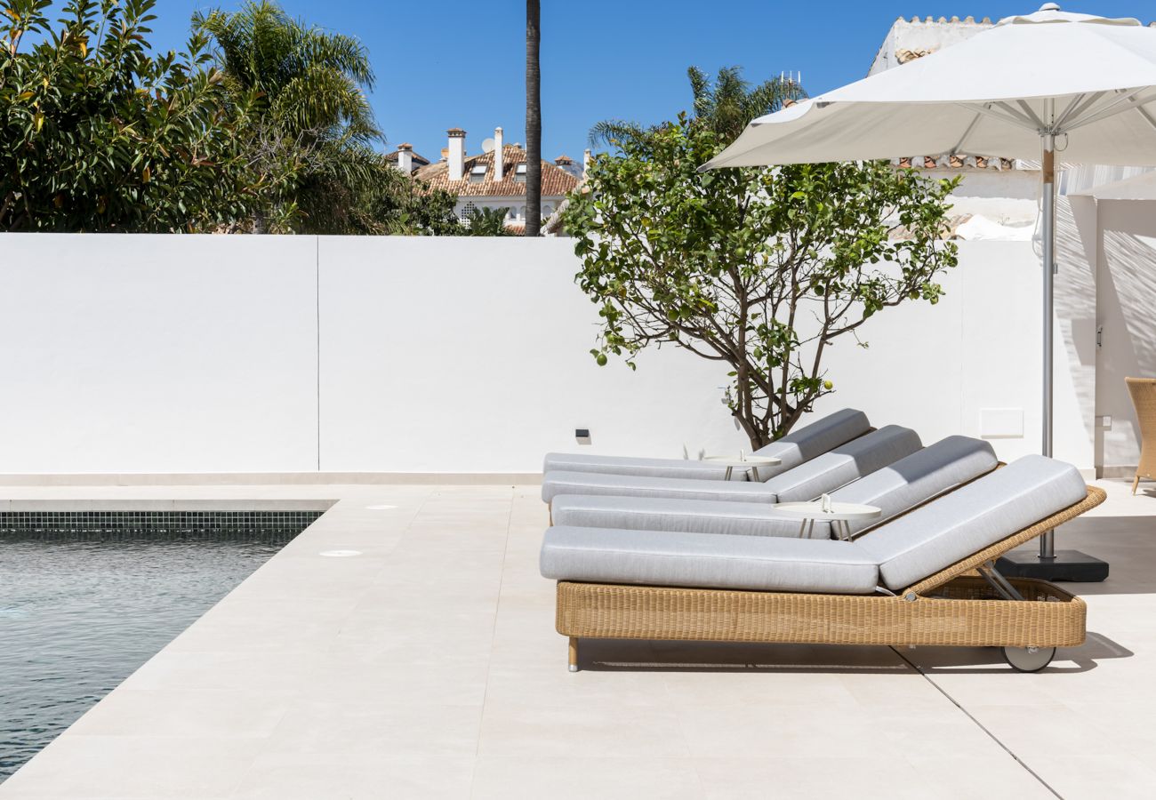 Villa in Marbella - Private Luxury Villa Steps from the beach!