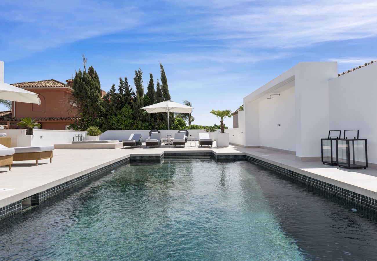 Villa in Marbella - Private Luxury Villa Steps from the beach!