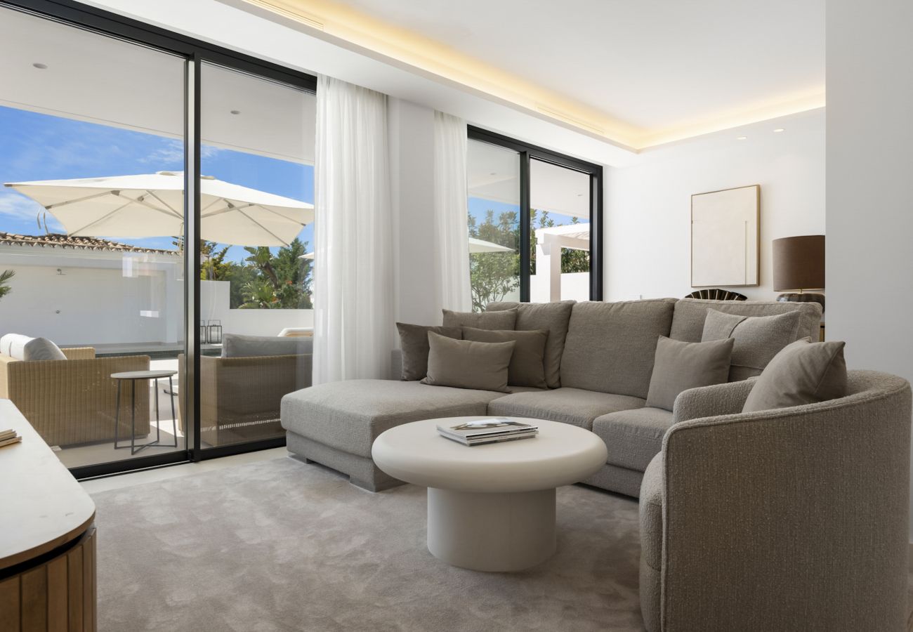 Villa in Marbella - Private Luxury Villa Steps from the beach!