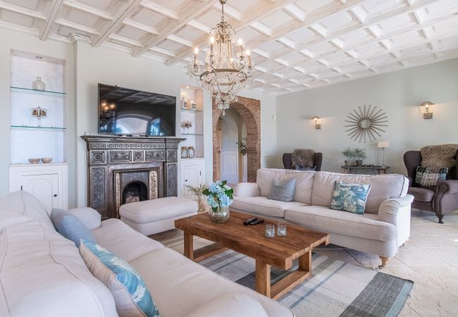 Villa in Marbella - Super Andalusian Villa Near Beach with Heated Pool