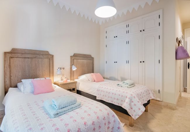 Villa in Marbella - Super Andalusian Villa Near Beach with Heated Pool