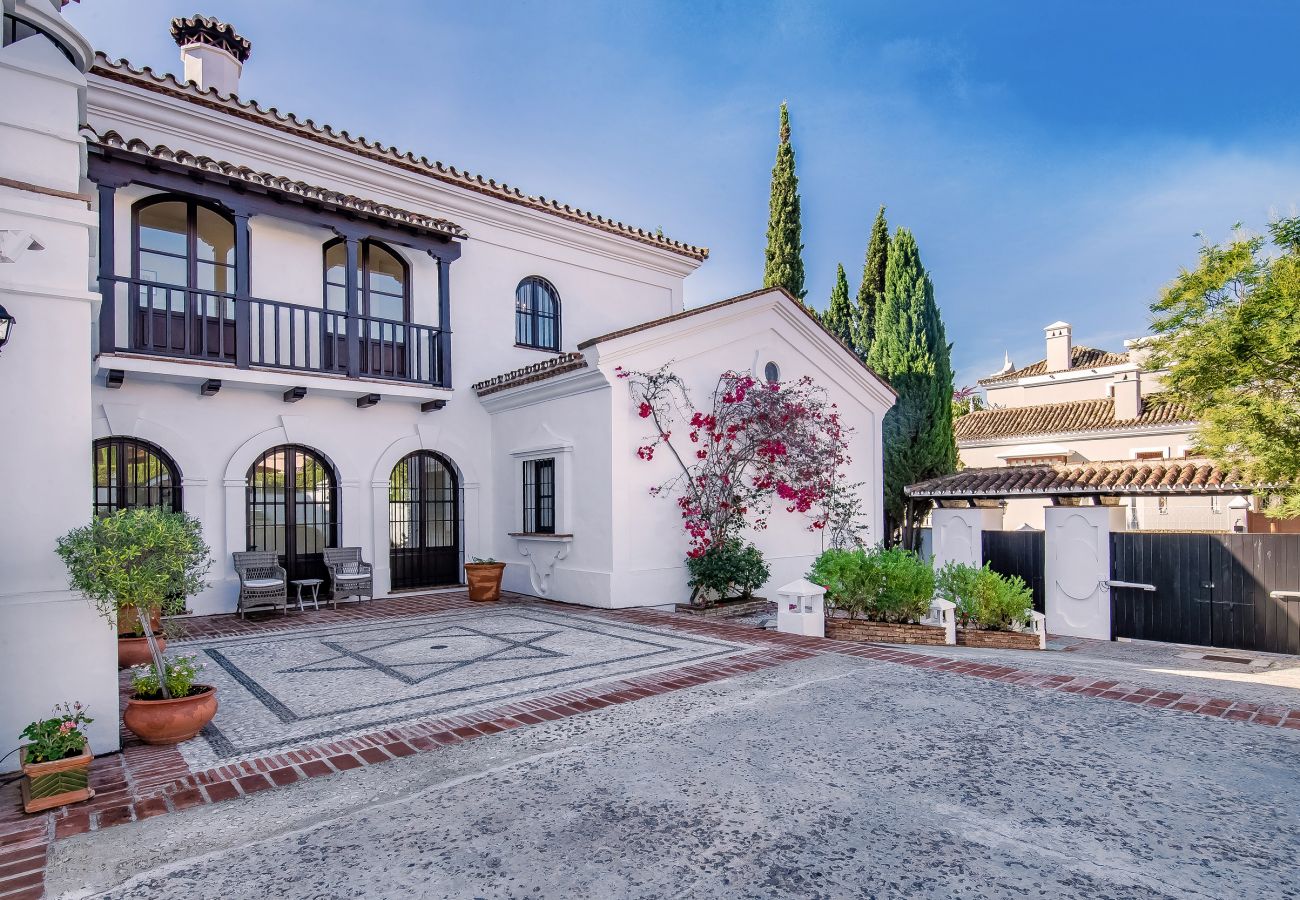 Villa in Marbella - Super Andalusian Villa Near Beach with Heated Pool