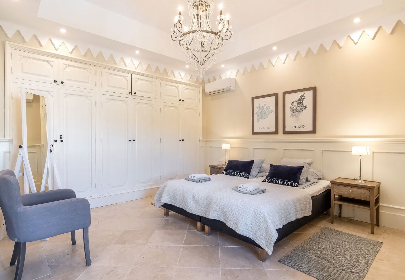 Villa in Marbella - Super Andalusian Villa Near Beach with Heated Pool