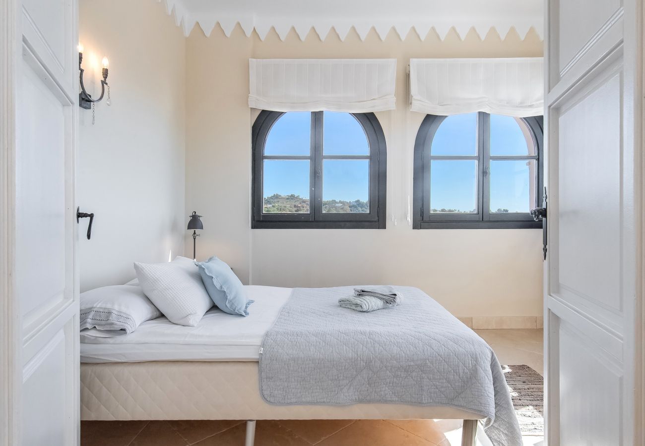 Villa in Marbella - Super Andalusian Villa Near Beach with Heated Pool