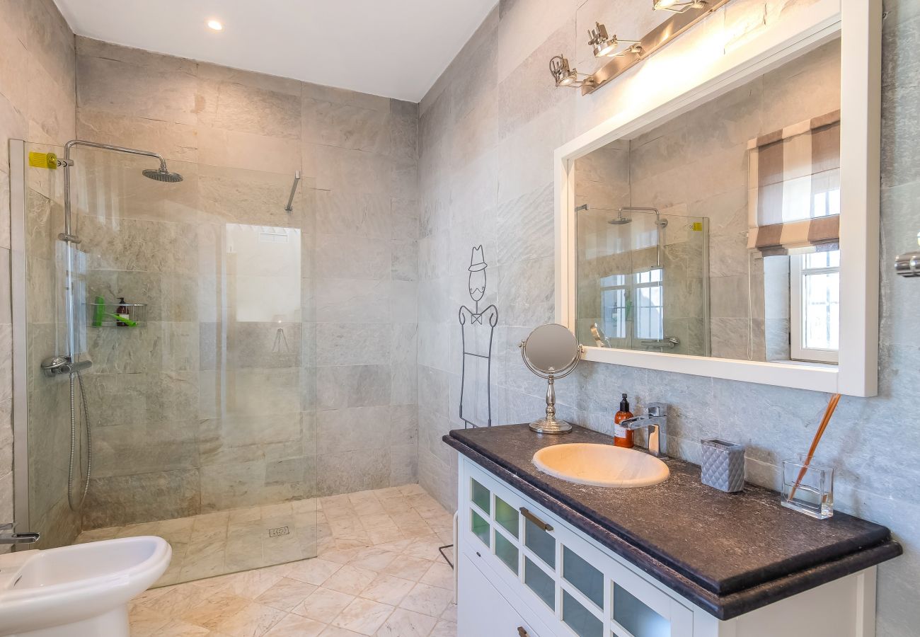 Villa in Marbella - Super Andalusian Villa Near Beach with Heated Pool