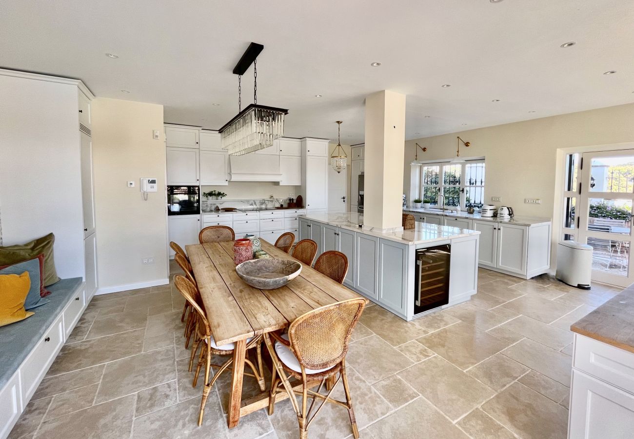 Villa in Marbella - Super Andalusian Villa Near Beach with Heated Pool