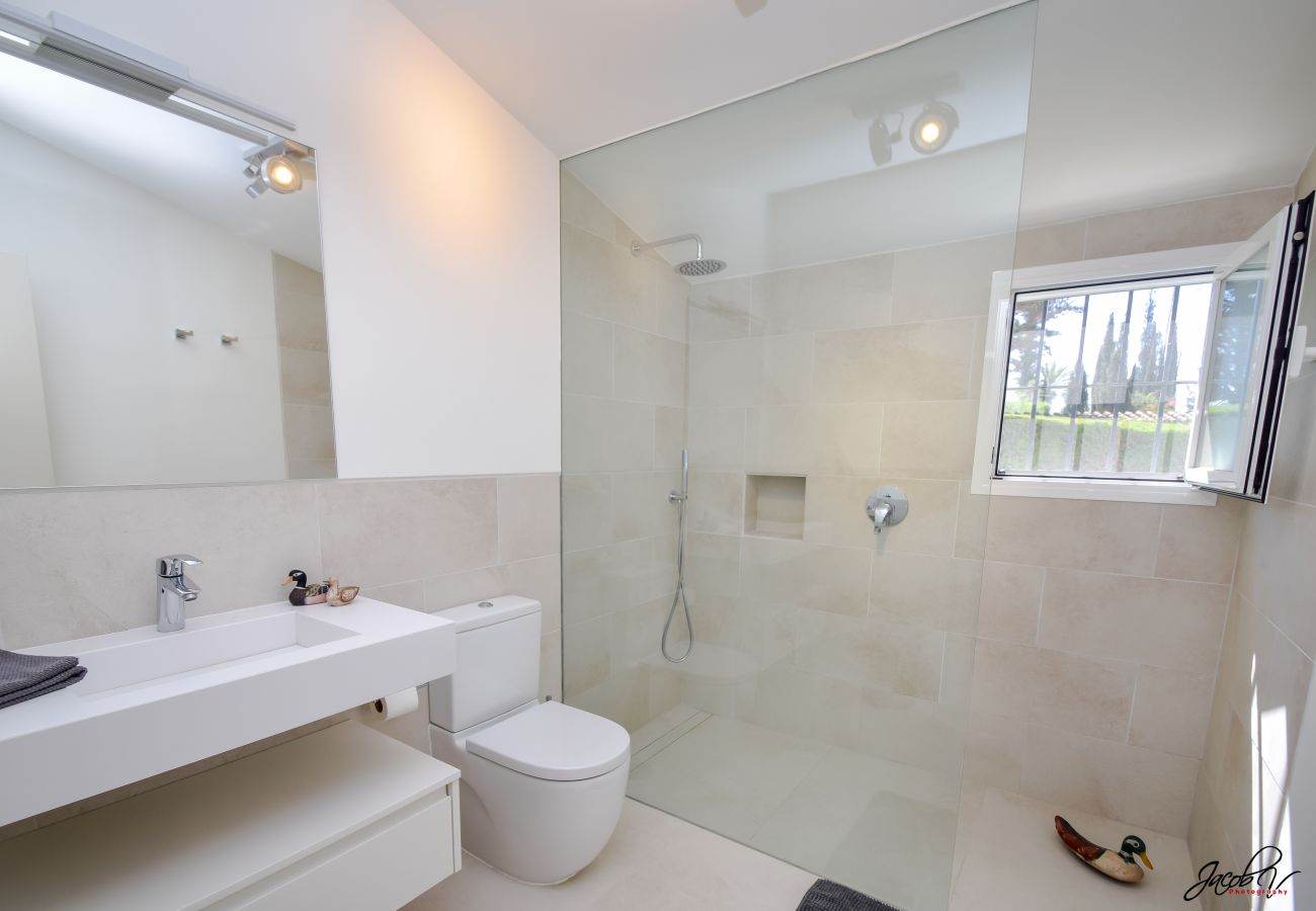 Villa in Marbella - Spacious Family Villa with Pool & Sunny Garden