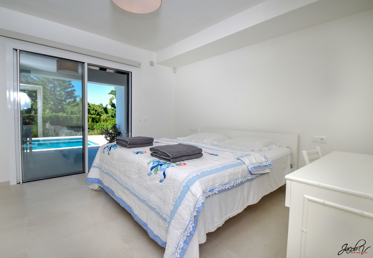 Villa in Marbella - Spacious Family Villa with Pool & Sunny Garden
