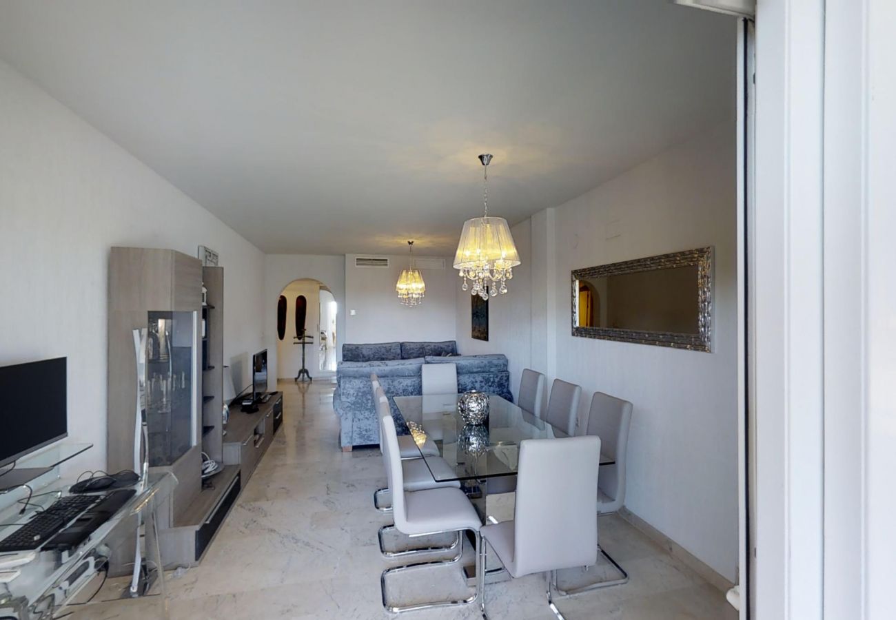 Appartement in Marbella - Beachside Family Apartment with Direct Pool Access
