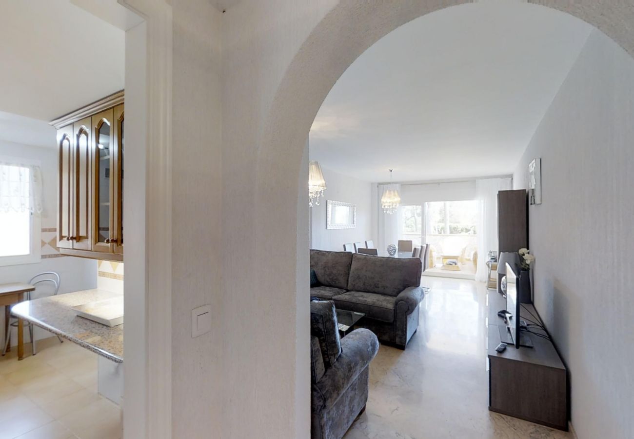 Appartement in Marbella - Beachside Family Apartment with Direct Pool Access