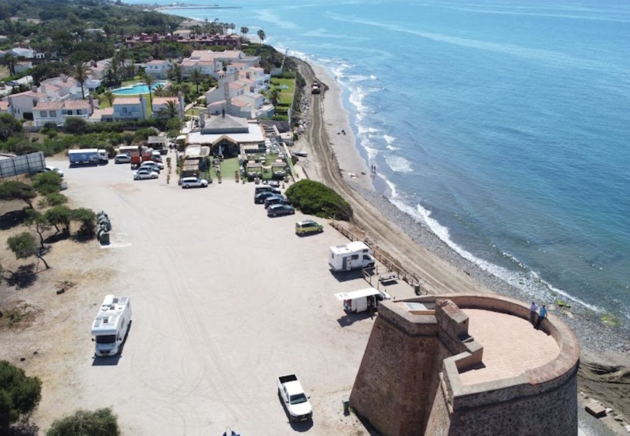 Appartement in Marbella - Beachside Family Apartment with Direct Pool Access