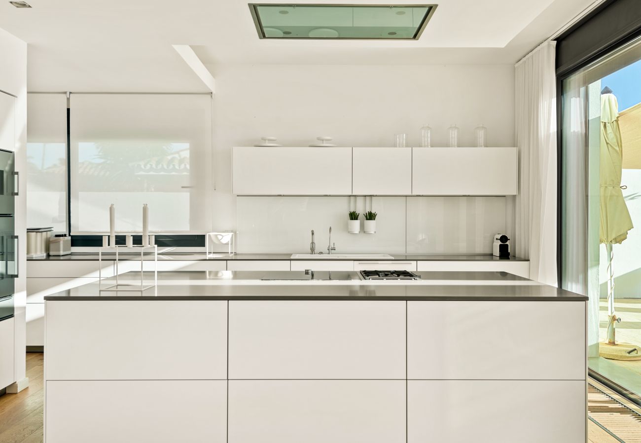Villa in Marbella - Beachfront Villa with Heated Pool & Spa