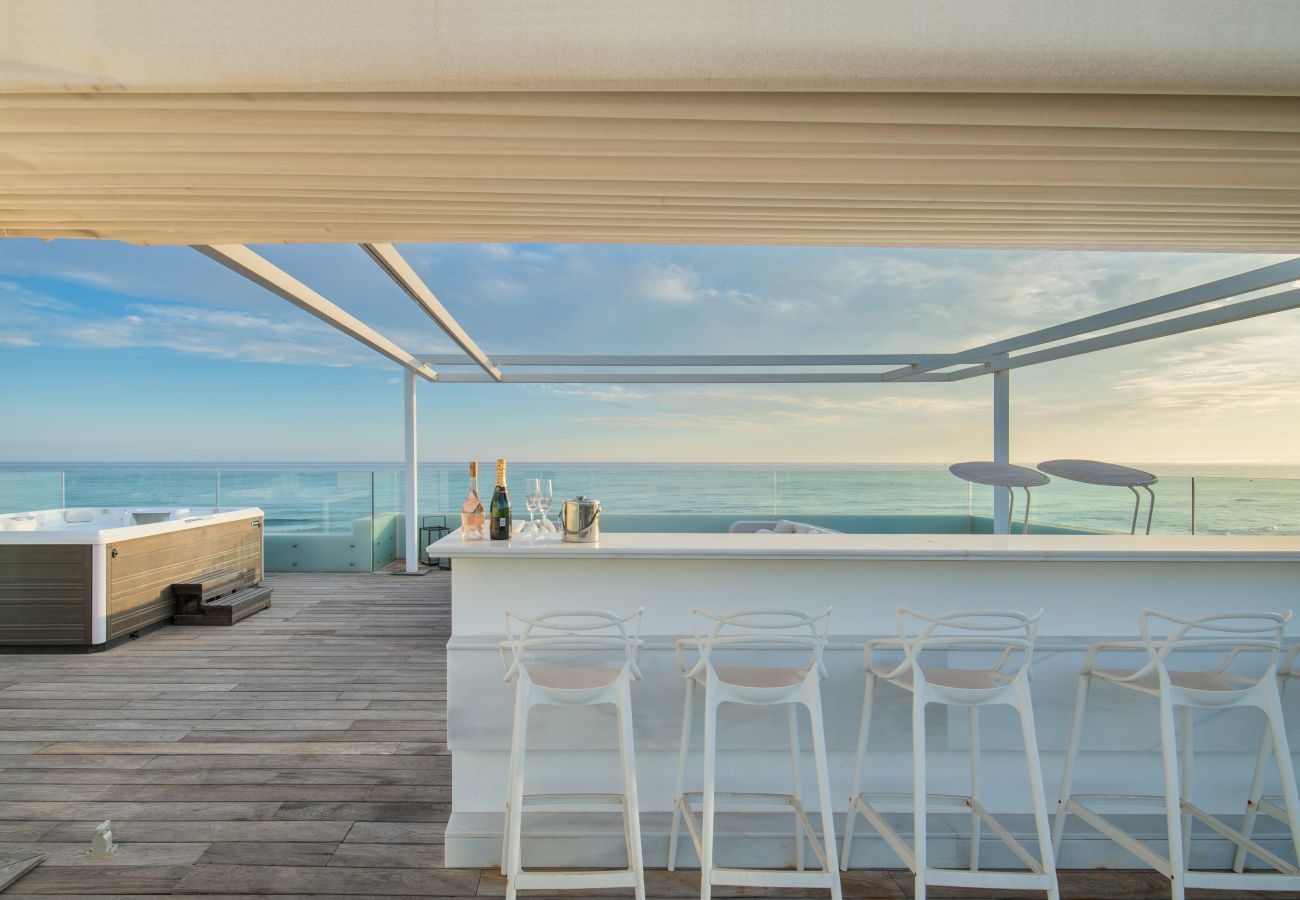 Villa in Marbella - Beachfront Villa with Heated Pool & Spa