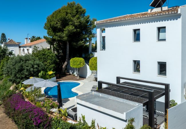 Villa in Marbella - Elegant Villa with sea Views & Pool Marbella