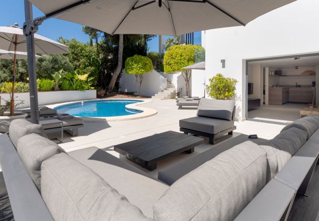 Villa in Marbella - Elegant Villa with sea Views & Pool Marbella