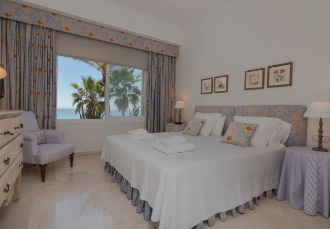 Appartement in Marbella - 18166 - SUPERB FRONT LINE LOCATION - HEATED POOL