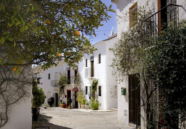 Herenhuis in Marbella - EN- Cozy Andalusian style townhouse  in Marbella