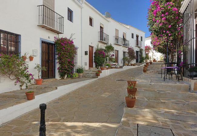 Herenhuis in Marbella - EN- Cozy Andalusian style townhouse  in Marbella