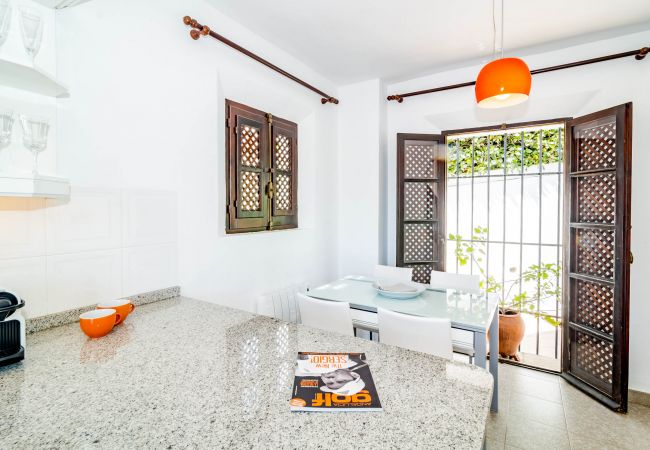 Herenhuis in Marbella - EN- Cozy Andalusian style townhouse  in Marbella