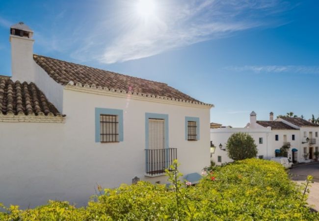 Herenhuis in Marbella - EN- Cozy Andalusian style townhouse  in Marbella