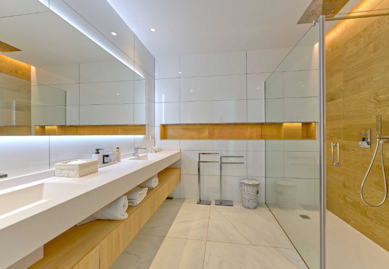 Villa in Marbella - Contemporary & Very Spacious Villa Puerto Banus