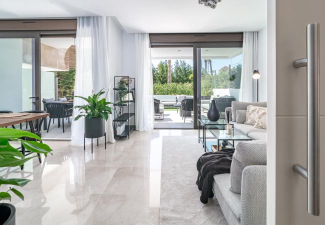 Rijhuis in Nueva Andalucia - GG- Modern townhouse, families & couples only