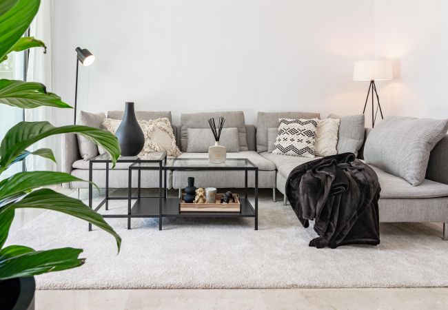 Rijhuis in Nueva Andalucia - GG- Modern townhouse, families & couples only