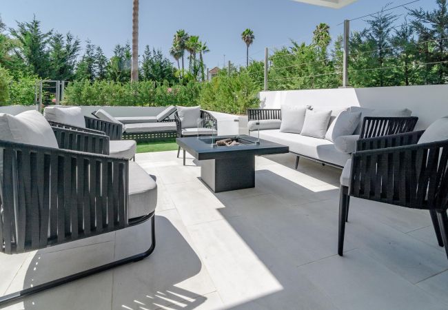 Rijhuis in Nueva Andalucia - GG- Modern townhouse, families & couples only