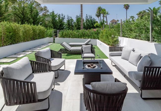Rijhuis in Nueva Andalucia - GG- Modern townhouse, families & couples only