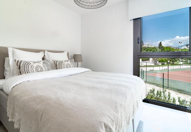 Rijhuis in Nueva Andalucia - GG- Modern townhouse, families & couples only