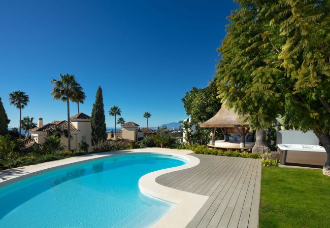 Villa in Marbella - Luxury Villa with High Security, Pool & Jacuzzi