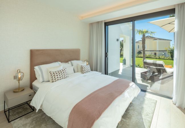 Villa in Marbella - Luxury Villa with High Security, Pool & Jacuzzi